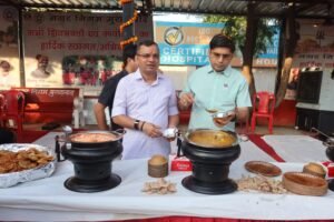 Moradabad DM, Dr Rajender Pensiya kavadiyon-bholon ka swagat karte hue