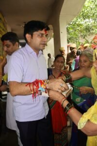 राखी के पावन पर्व पर जिलाधिकारी महोदय के द्वारा जनपद मुरादाबाद के वृदआश्रम में बहनों से राखी बंधवाते हुए